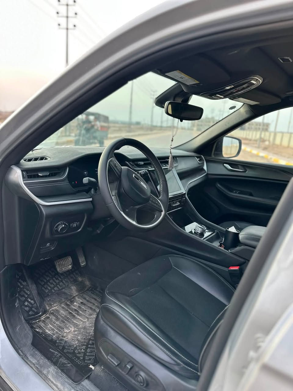 جيب كراند شيروكي التيتيود بلاك ادشن .
الموديل : 2024 . (وارد امريكي) .
293hp . V6. 3.6L : المحرك
العداد : 24 الف كيلو متر .
المواصفات :
* 5 راكب .
﻿﻿دفع رباعي 4x4 .
﻿﻿رادار امامي مع مانع تصادم .
﻿﻿تحذير الخروج عن المسار .
﻿﻿تحذير النقطة عمياء .
نظام تحذير عند التقاطعات.
* شاحن موبايل وايرلس.
* ويل قياس 20 انج .
* فتحة سقف .
* لوحة القيادة بقياس 12 أنج.
* كير شفتر بالستيرن .
* كاميرا خلفية.
*شاشة متوسطة 8.1 أنج
* المصابيح الأمامية زنون .
* كشافات الضباب زنون،
* دخول ذكي.
الصندوق الخلفي كهربائي .
﻿﻿فرش المقصورة الداخلية من الجلد والشاموا .
﻿﻿مقعد السائق كهربائي .
﻿﻿المقاعد الأمامية تدفئة .
﻿﻿حساسات خلفية .
﻿﻿دوسات جانبية .
﻿﻿مكيف خلفي .
﻿﻿تدفئة مقود القيادة .
﻿﻿مانع تصادم خلفي .
﻿﻿بلوتوث تلفون .
⭕️ مكاني البصرة
رقم كتاب شهداء
***********
