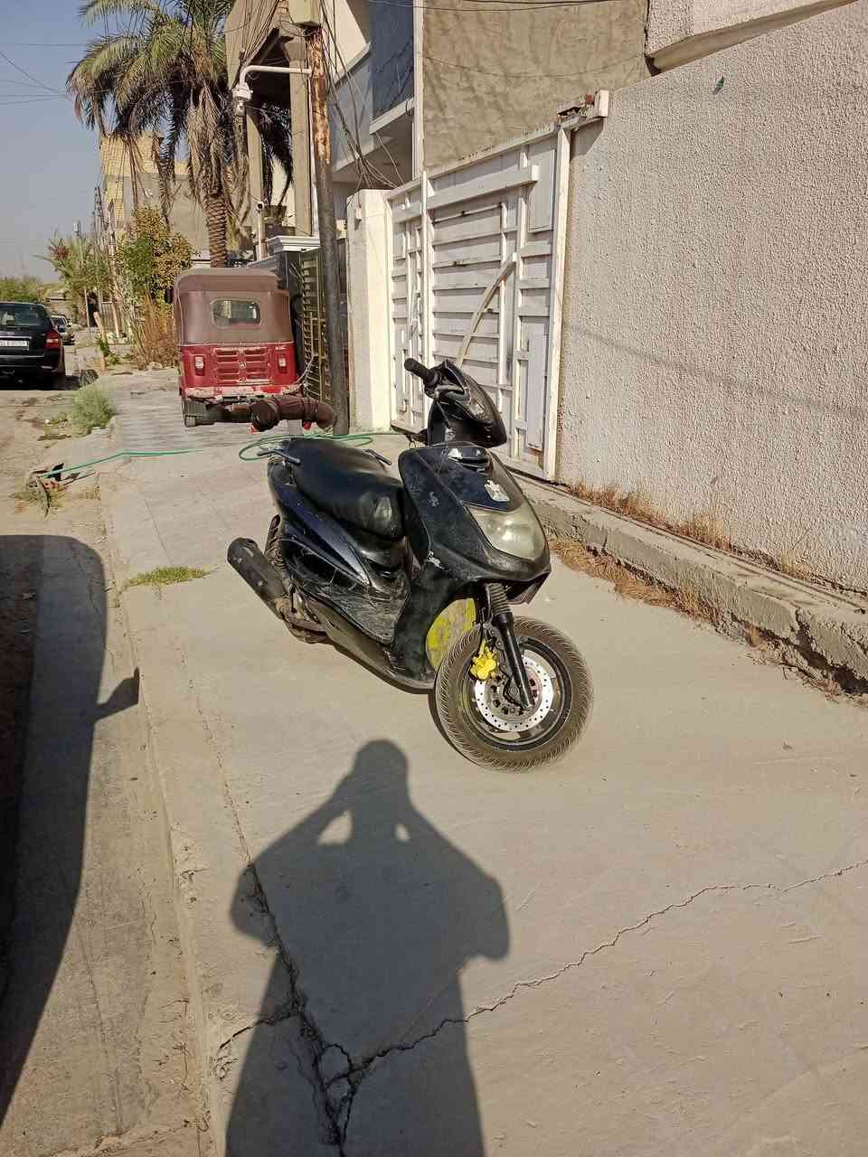 السلام عليكم للبيع سكنس نثيه 140دراجه ابلاديه كفرات اصليه كابريتر اصاي لايت عالي ناصي زنون اشاير هورن كلها شغاله سلف هندر تايرات دبلات جدد السعر 350عنوان بغداد حي الجهاد ***********موجود وات ساب

