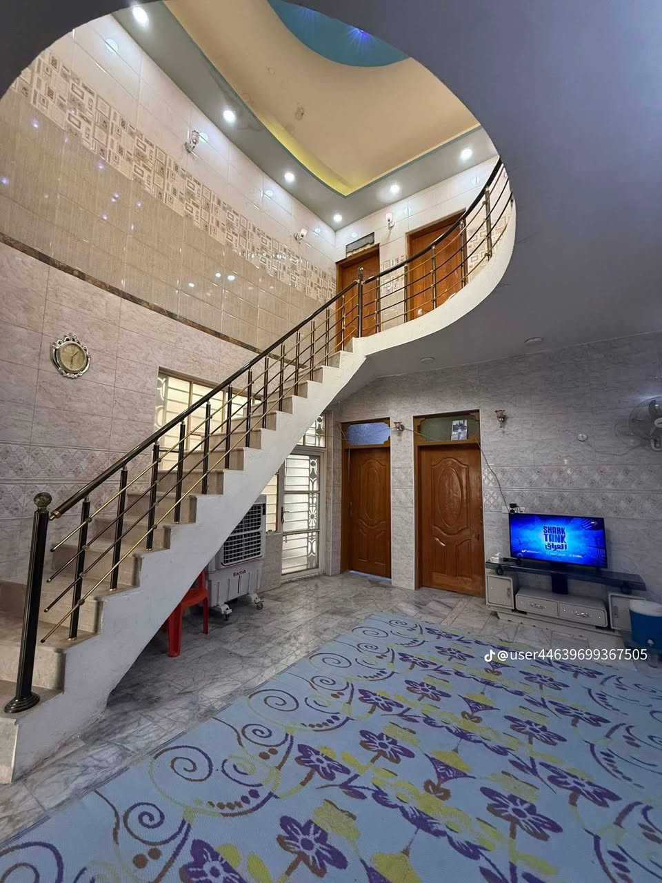 دار للبيع مساحه ١٣٠ متر حي الجمعيه خلف شارع الوائلي 
شارع ١٠ مفتوح عله شارع ٢٠ قرب متنزه الأرجوان 
طابق ونص غرفتين نوم مال جناي نضيف البيت 
للاستفسار ***********

