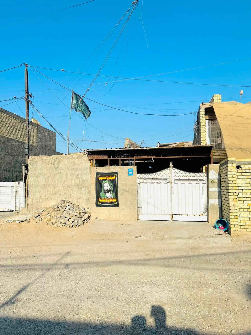 سلام عليكم بيت زراعي بل مشتل شارع المدارس المساحة ٢٥٠ الواجهة ٥ النزل ٤٢ البيت من جوة يفتح ٨ ونص نباء جديد  مدخل واحد استقبال  ورا منور صالة جبيرة غرفتين نوم  ٢ مناور 
٢ حمام الفوك نفس الجوة بس الفوك يحتاجلة كاشي وبياض  سعرة ١٣٨ بي مجال بسيط ..
***********
