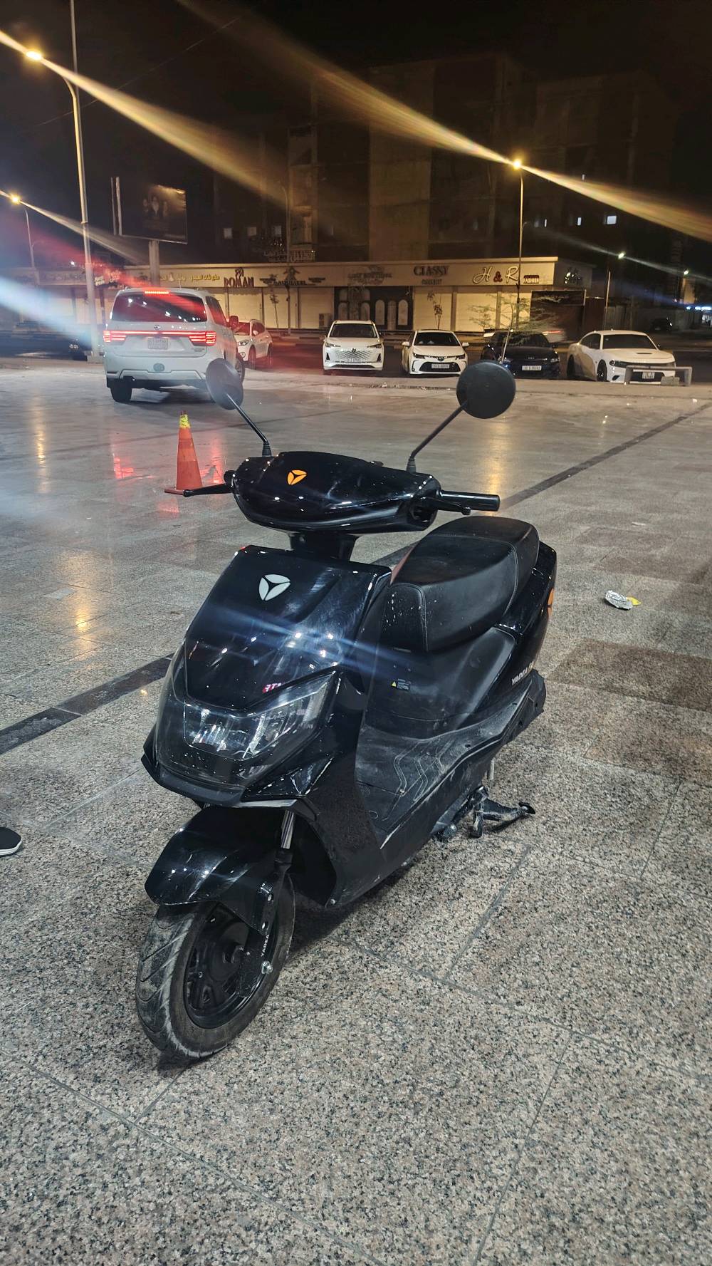 دراجه RNمن شركة ياديا
سرعه خير من الله 55حقيقيه 
السعر 650
دراجة RN من يَديا موديل شكد بالضبط وسنة الصنع شنو؟: 
اصدار 2025
بيها أوراق/جمرك/ترخيص لو بدون؟ وإذا بيها فحص شكد باقي عليه؟: 
لاتوجد
الحالة الميكانيكية شلونها هسه: المكينة، البطارية، الكفرات، والفرامل كلها سليمة لو بيها شي يحتاج تبديل؟: 
سليمه
وين موقع الدراجة بالضبط حتى اللي يريد يشوفها أو يجربها يوصلك؟: 
الحيانيه شارع القسم 
السعر 650 قابل للتفاوض لو نهائي، وبيها أي ملحقات أو قطع مضافة وياها؟: 
نهائي