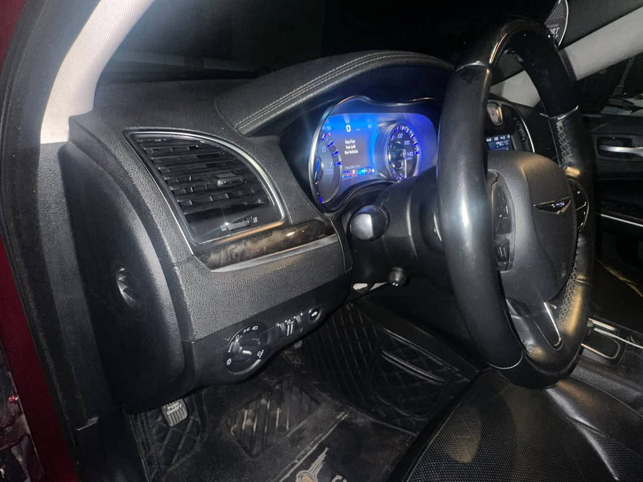 كرايسلر c300 موديل 20 دخول ضباط جديد
أمريكي حادث باب خلفي وداير جاملغ
 فول مواصفات.
ماشية 86 كيلو

رقم صلاح الدين
***********
السعر 210   وبيها مجال.
مكان السياره الغزاليه.
