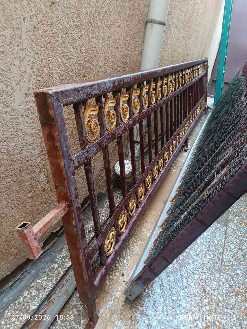 #للبيع باب سلايد مع محتوياته شغل نظيف وحديد ثقيل مع سكة چنل ساقية طول 3.50 متر وإرتفاع 1.75 متر مع محجر صول 4 متر إرتفاع 75. سنتم
السعر  450 ألف  
 موجودات في الديوانية /أم الخيل 3/شارع 20 تليفون ***********

نص مكتوب في الصور:
- 27/09/2026 15:53 علاء الخزرجي | REDMI NOTE 11S
- 27/09/2026 15:53 REDMI NOTE 11S