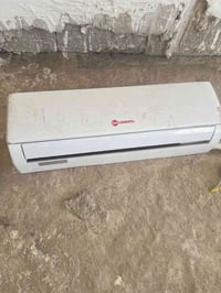 سبلت واحد طن جنرال مع قطعه خارجيه نقص غاز فقط وبوري معووج  بس سعر 220 ...