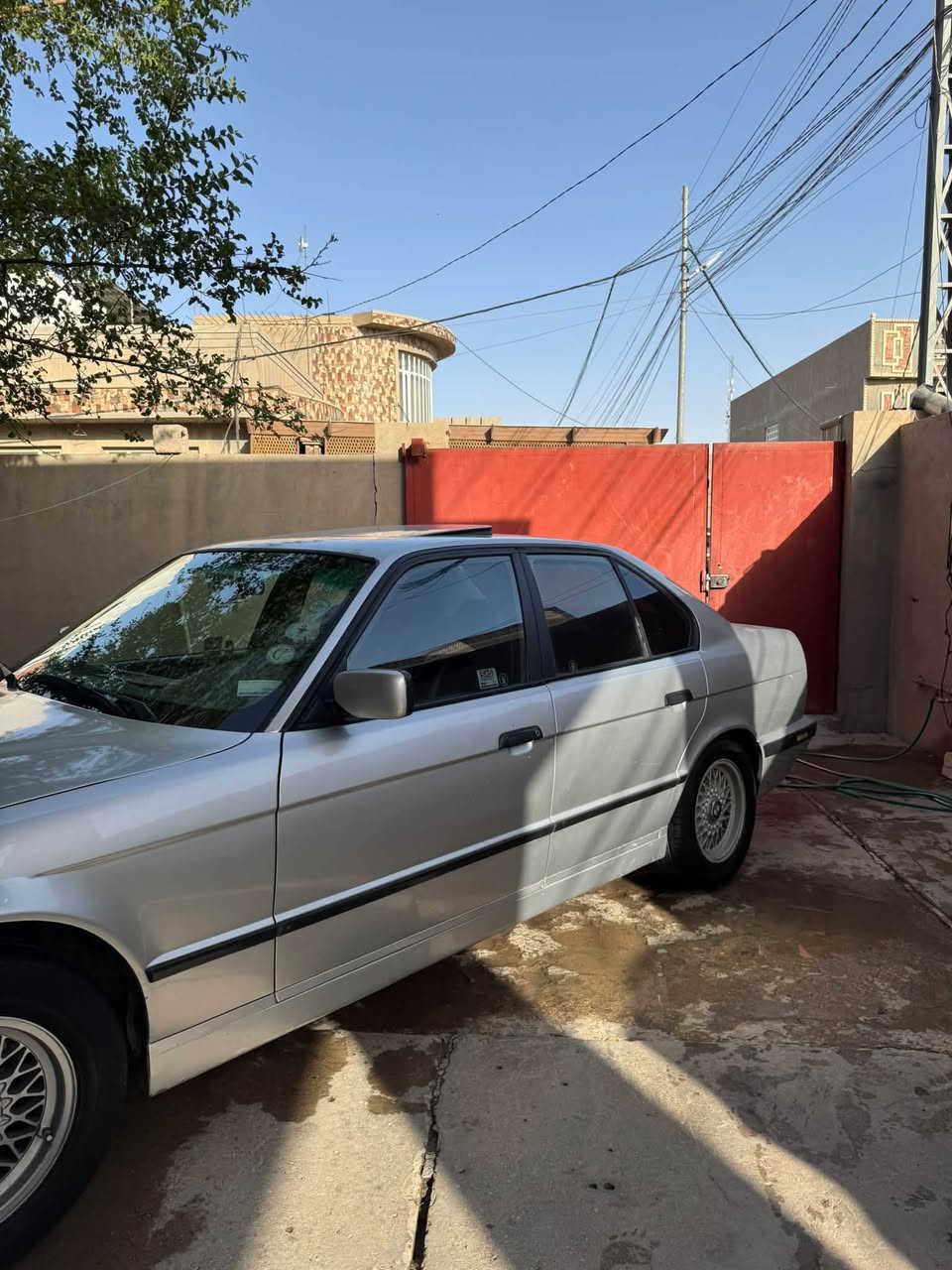 السلام عليكم للبيع بي ام ١٩٩٣ لون سلفر رقم أربيل باسمي مكينه وكير ٥٢٥ مسكر  أربع جام كهرباء تخم تاير باتري جديد تبريد ثلج سلايت كشن جلد يرهم مراوس احدث انطي فرق  
 
مكاني بغداد او فلوجه واتساب ***********
