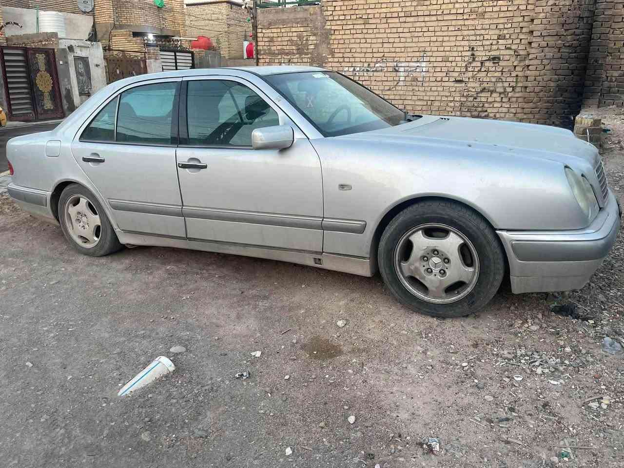 للبيع مارسدس ام عيون موديل ٩٨ اصل مكينه ٨ سلندر حجم ٤٢٠ سياره لوك علا وضع شركه ممبدل بيها شي لا ضربه ولا خياس صبغ جماليه اثر جراد بيدي صبغتها وعندي صورها قبل صبغ تخم تاير حداديه كشنات كهربا سلايت برده خلفيه كلشي شغال رقم بغداد سياره مابيها نقص شلعه ومعدل شك لكاع سعر ٨٥ بيه ومراوس مكان سياره بغداد ***********
