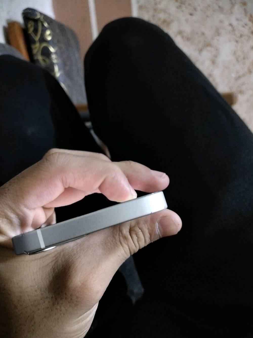 ايفون 12 العادي نضيف كلش مبدل بطاريه بس شراي ادخل ودلل كارتونته وياه