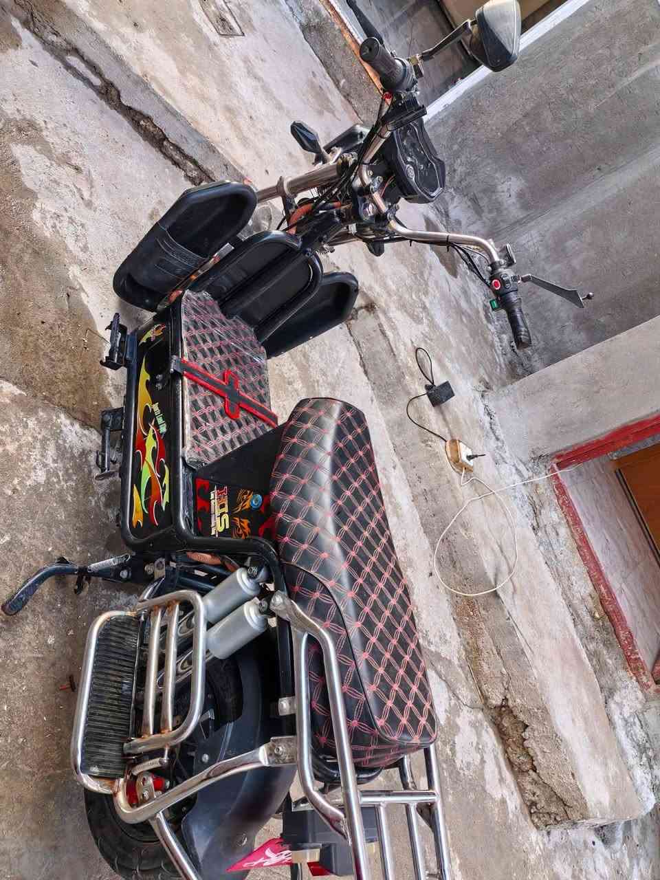 السلام عليكم دراجه شحن نوع جبلي.  موديل 24 كلشي شغال بيهه. 6 بطاريات.  4 يقرن 10 و2 موزينات  سعر 350 وبي مجال

***********
