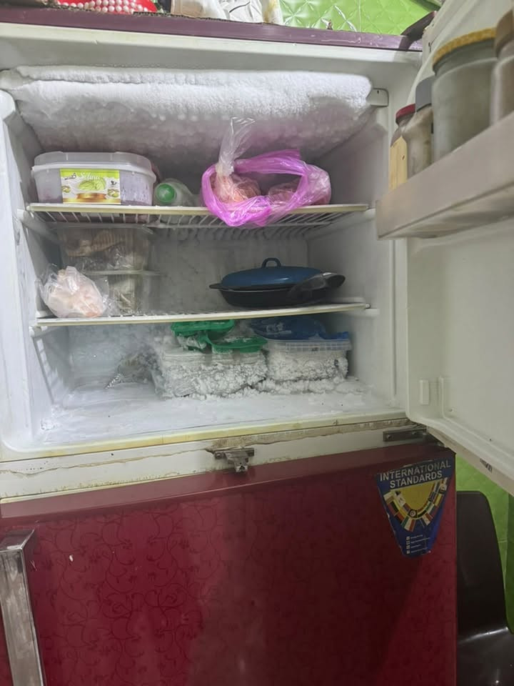 ثلاجه للبيع شغاله مال بيت بيها ملاحظات بسيطه عنوان بغداد ام الكبر /*********** رايدها 75
