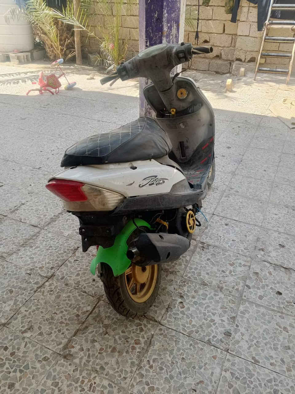 سلام عليكم دراجة قجمة للبيع كلشي شغال بيه. بس يرادلهة تجغيت سعر 450 وبيهة مجال . +964 772 909 3722. مكان بصرة كرمة علي
