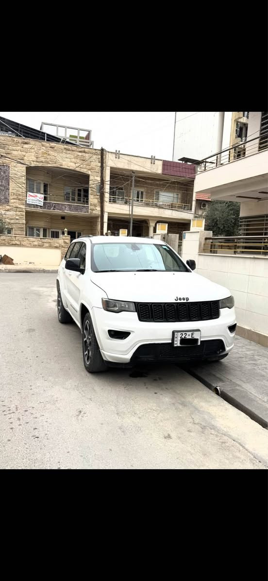 Jeep grand cherokee 2015 
٣ پارچەو نیوی بۆیاخە 
گێر و مەکینەی بە شەرت برغی لێ  بانەدرایە 
هەزە و سەنەوی نوێیە 
نرخی ١٥٨ و معامەلەیەکی کەم 
١١١ هەزار مایل رۆیشتووە 
شوێن هەولێر 

***********

جیپ گرقند شیرۆکی ٢٠١٥ 
بیها ٣ قطع و نص 
كير والمحرك بشرط و ما مفتوح 
الهزة والسنوية جديدة 
السعر ١٥٨ و بيها مجال حك الجية 
ماشیە ١١١ الف مایل 
العنوان اربيل أربيل, العراق
