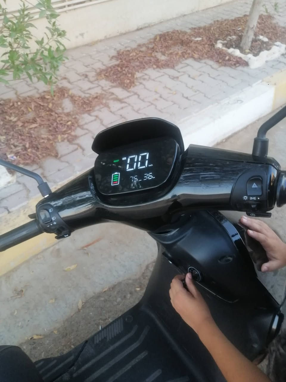 ماطور شحن كلش نضيف بطاريات فول ٦٠٠ ألف وبيه مجال.. هاتف *********** ... الرمادي التأميم
