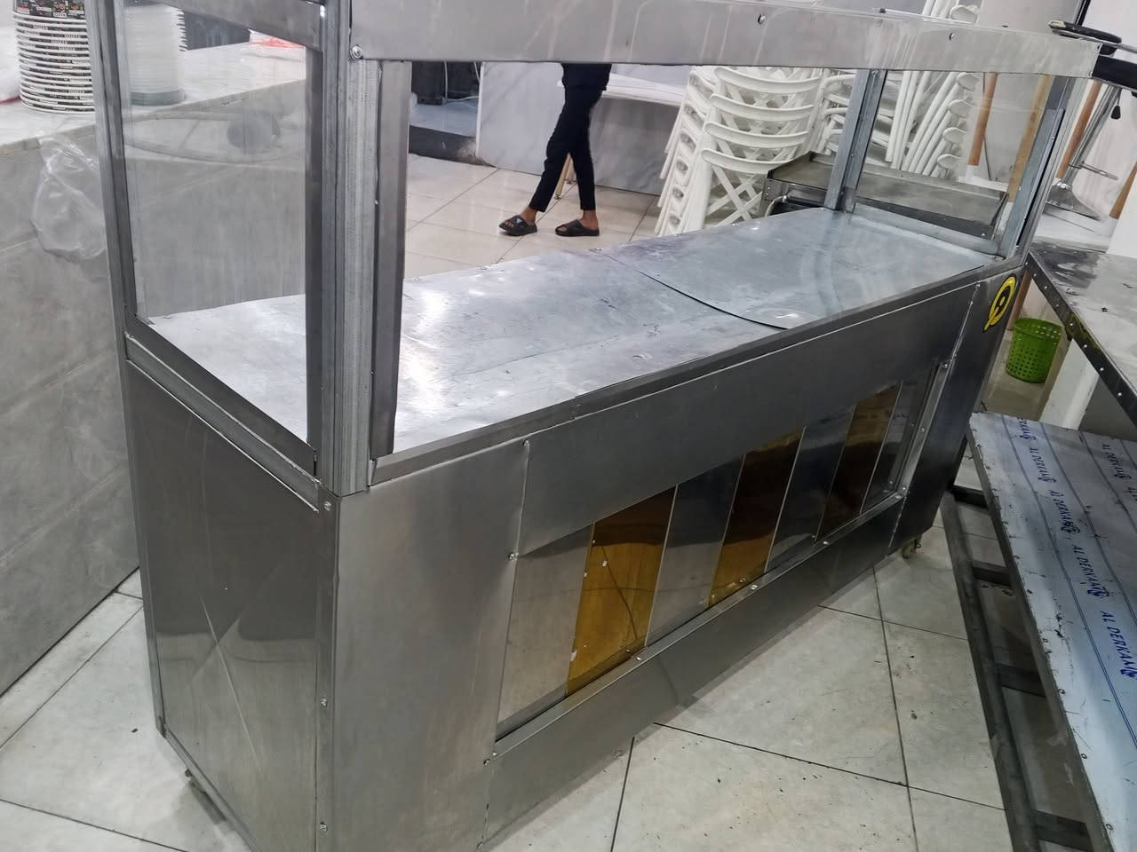 غراض مطعم متكاملة
خلاط ثوميه 175 
ميوز تفصال عدد 4 سعر الواحد 75
گريل برگر ستيل تفصال 200
كاشير متكامل كرسي وميز وجهاز وبرنامج 600
شوايات گص 2 سعر الوحده 100
تختات عدد 3 سعر الوحده مع سكين 
سبالت جدد ابو طنين عدد 2 سعر الواحد 600
مبرده كمفيره 125 
طاولات 4 وكراسي 16 المنشأ اماراتي اصلي السعر 500 
مثرامه عراقيه سعر 225 قفل كامله 
شباب الأسعار قفل وهواي منزل منهن الشراي 
يخابر ***********
عنواني كربلاء حي العباس 
عندي بعد هواي غراض طوس وبلانكات 
واستخدام قليل
