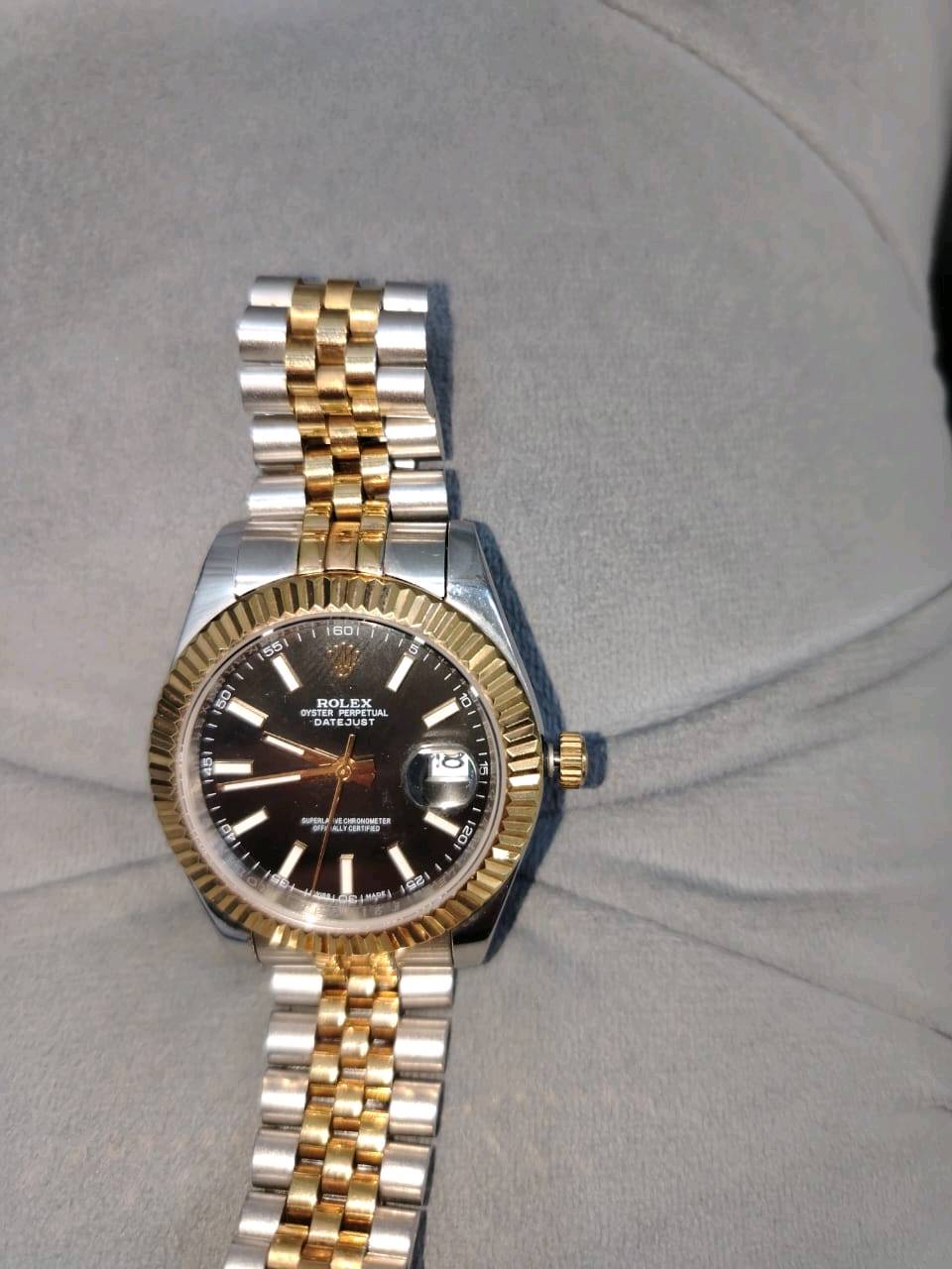 ⌚ للبيع – ساعة Rolex Datejust أوتوماتيك ⌚
ساعة رجالية بتصميم كلاسيكي فاخر، ثنائية اللون فضي وذهبي، مع مينا أسود أنيق وسوار Jubilee.
🔹 الموديل: Rolex Datejust
🔹 الحركة: أوتوماتيك
🔹 المينا: أسود مع مؤشرات ذهبية
🔹 التاريخ: نافذة تاريخ مع عدسة مكبرة
🔹 الإطار: ذهبي مخدد
🔹 السوار: Jubilee ثنائي اللون
🔹 الحالة: مستعملة وبحالة جيدة جدًا
🔹 التصميم: كلاسيكي وفخم ومناسب للاستخدام اليومي والمناسبات
💰 السعر: 650,000 دينار عراقي
📩 للجادين فقط، التواصل على الخاص. 
السعر قابل للنقاش بشكل بسيط عند المعاينة.