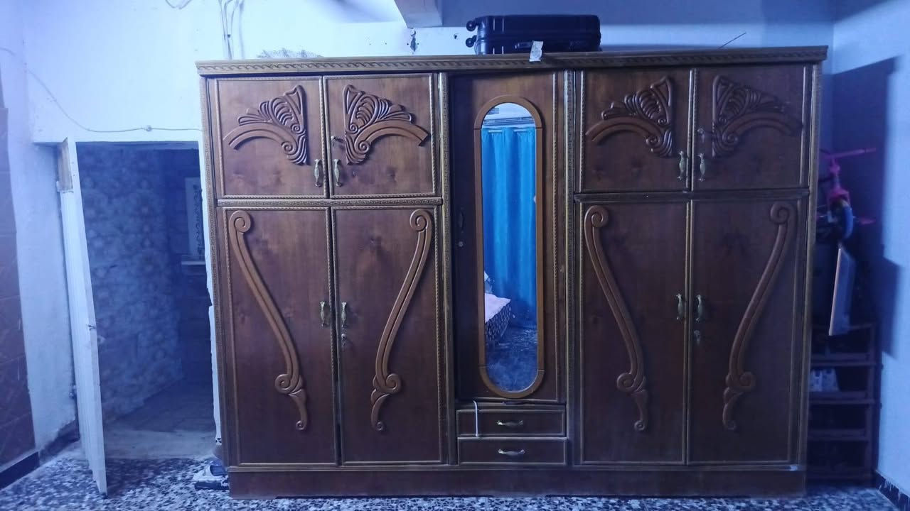 عليكم غرفه نوم مستعمل لبيع السعر 400 الف وبيه مجال بسيط مكاني بغداد البياع الشرطه الخامسه ‏‪***********‬‏ اتصال  بيه نقص بس جامه مال ميز توليت
