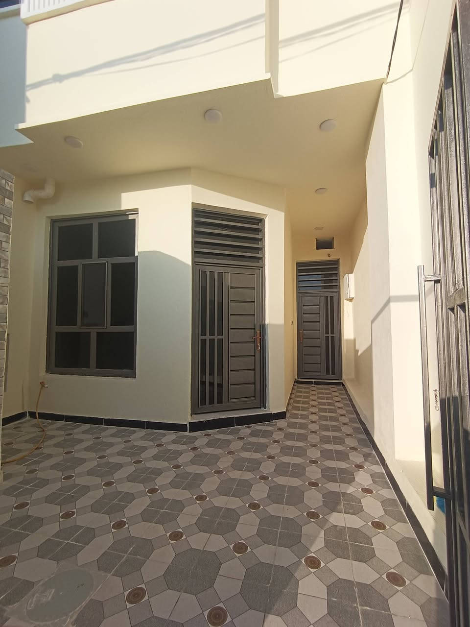 🏠 دار سكن للبيع – طابو زراعي سند 25

📍 الموقع: طريق السنية السياحي – مجمع توحيد العفلوكي، بعد السيطرة.

📐 المساحة: 105 متر
📜 طابو زراعي سند 25 – تحويل مباشر باسم المشتري

🏡 الدار يتكون من طابقين:

🔹 الطابق الأول: كونكريت مسلح، غرفة + صالة + مطبخ + استقبال + صحيات داخلية وخارجية + منور.
🔹 الطابق الثاني: شيلمان، غرفة + صالة + سطح.

✨ موقع مناسب للسكن والاستثمار.

((((((((((((السعر 68 مليون مع المجال)))))))))))))

📞 للاستفسار والحجز:
مراجعة مكتب علاء الخالدي للعقار أو الاتصال على الرقم: ***********

#مكتب_علاء_الخالدي_للعقار
#دار_للبيع #الديوانية #السنية #عقارات_الديوانية
