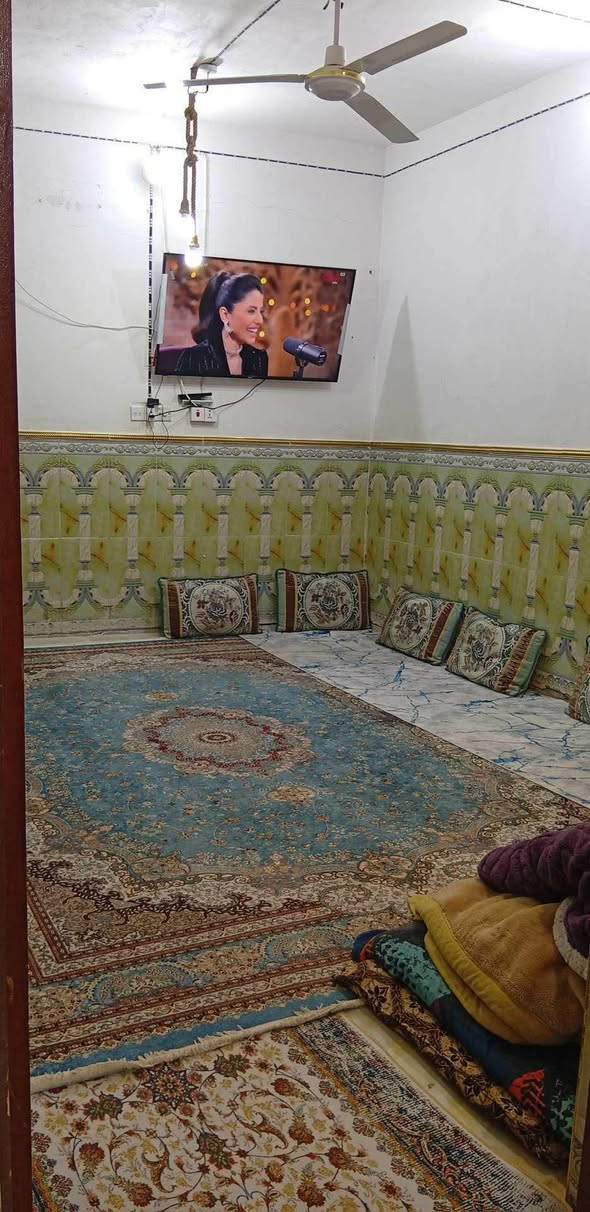بيت في حي لجامعه نهايت شارع ٢٠زراعي ١٠٠ متر بناء طابوك عكاده غرفه نوم صاله مطبخ استقبال صحيات لسعر ٤٥اؤبي مجال ***********
