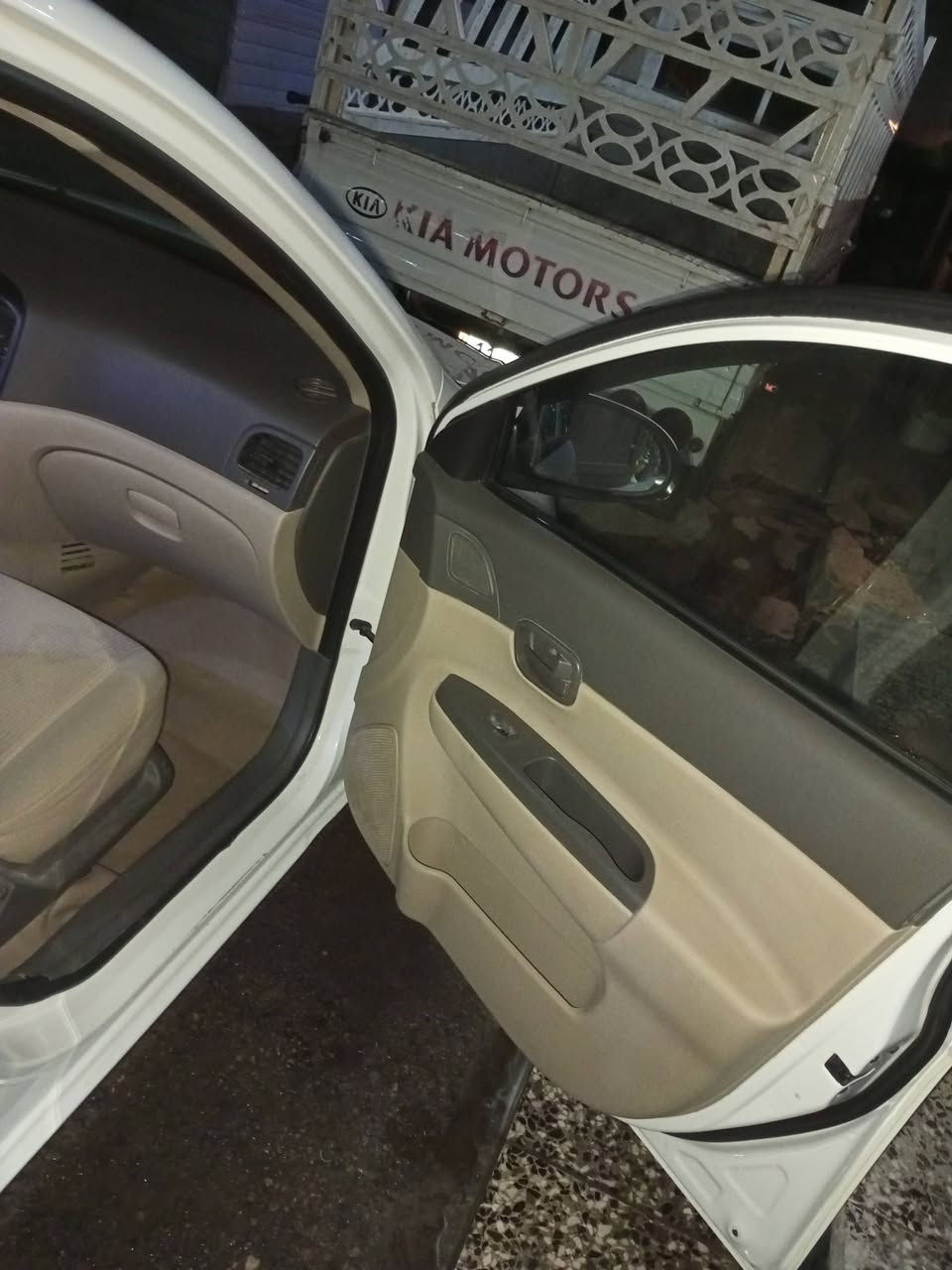 اكسنت موديل 2008 خليجي رقم انكليزي بغداد محرك 1600 هزه جديده بشهر الرابع سنويه جديده لغايه 2029  مكينه وكير خير من الله تبريد ثلج شاشه كبيره كامره جام كهرباء المري تحكم كهرباء فتحه بالسقف خمس تجاوي خمسه ويل كب داخلها وضع الشركه السياره ماشيه 125 حقيقي وسونارها موضح أمامكم السياره بأسمي تحويل مباشر ثاني يوم السعر 92 وبيها مجال مكاني بغداد حي الاعلام 
***********
