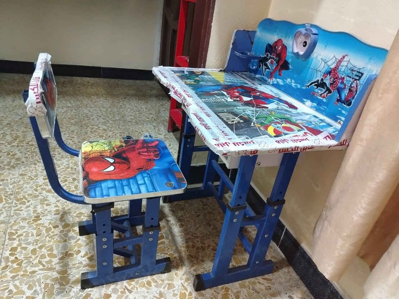 ميز • كراسي مدرسية • نضيف