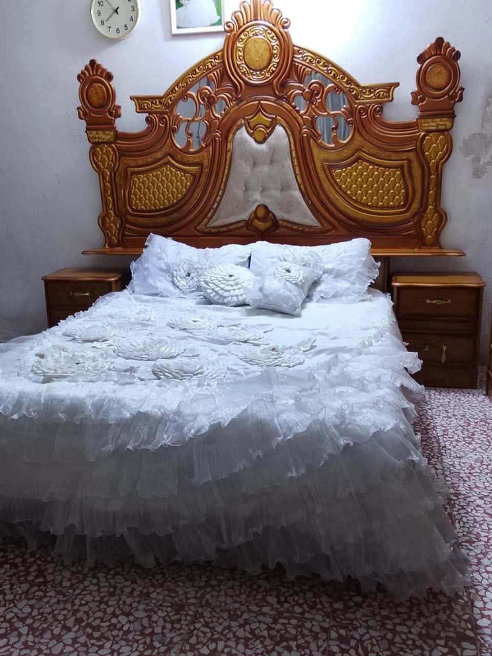 السلام عليكم عندي غرفة نوم عراقية للبيع السعر 650 دينار  بغداد ***********
