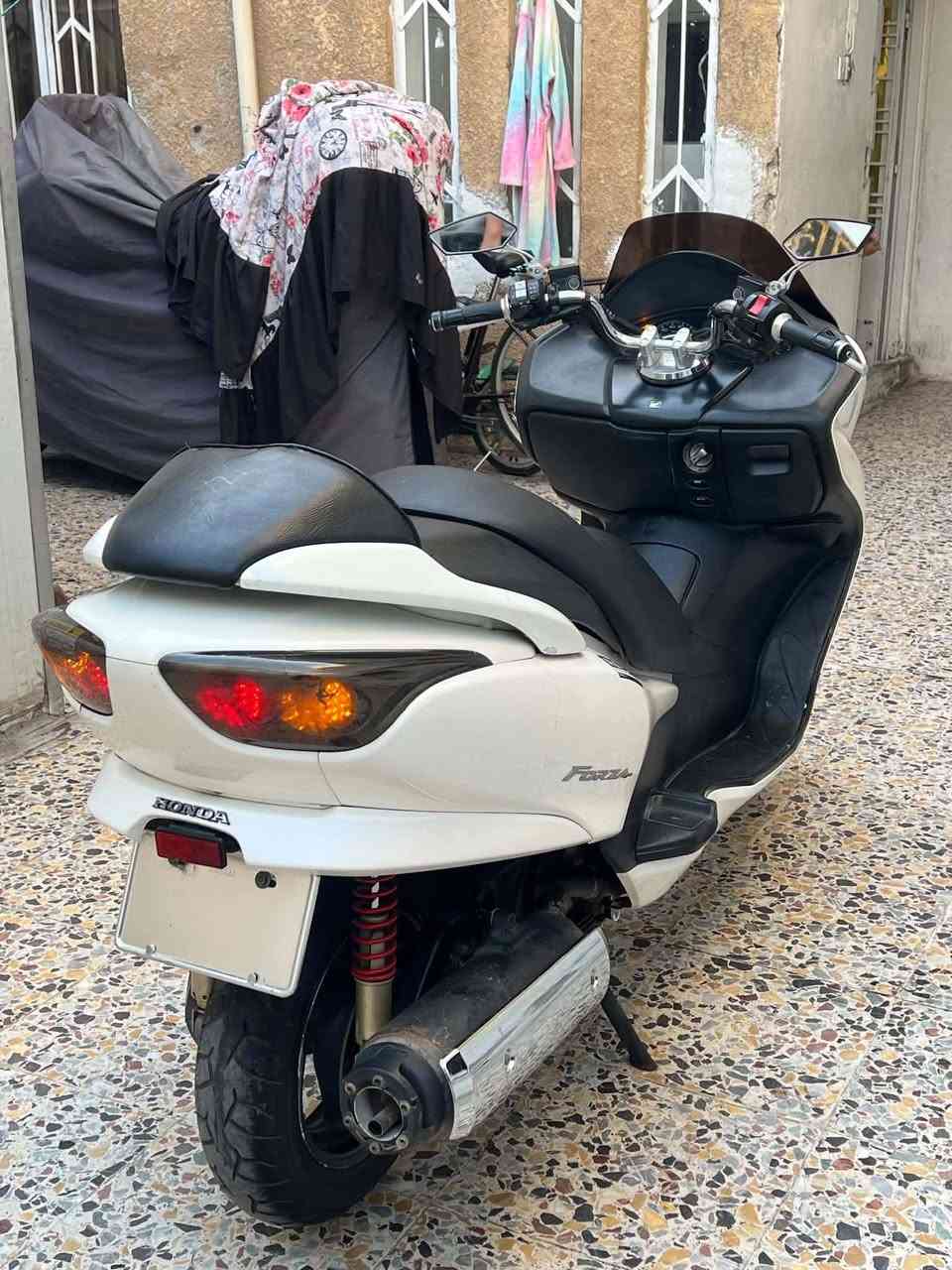 فورزا بصمه صفر ثمانيه ابيض صدفي دراجة كامله مابيه نقص كهربائيات كله شغاله السعر( مليون وميه ) مكان بغداد مدينه الصدر ***********
