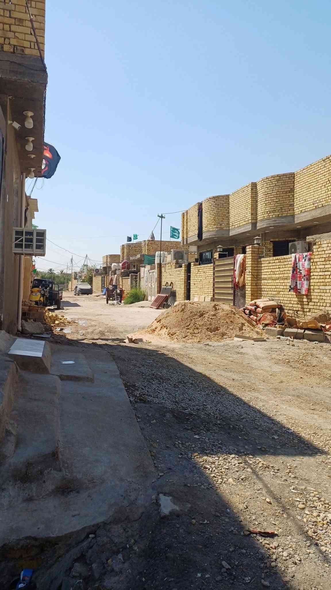 ياالله.السلام عليكم مشتمل المساحه 90متر مربع ركن.على3شوارع بيت جديد ونضيف مال عائله صغيره موضح بالصور والمقطع الفديو.المكان نزلت اللؤاء حنين.دور الضباط مربع الجملون ثالث شارع.السعر(30)وبي مجال..مرقم بالبلديه وبي معامله كامله .البيت نظيف جدأ.وجاهز للسكن وشغلى درجه اولى الاستفسار***********.ملاحضه البيت قبل 5اشهر كاعدين بي اكرر مال عائله صغيره..
