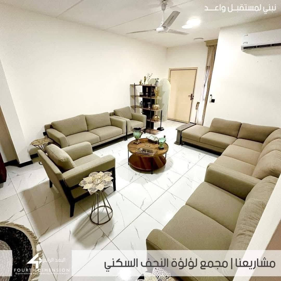 منزل مميز للبيع في مجمع لؤلؤة النجف السكني
المواصفات العامة:

​الموقع: مجمع لؤلؤة النجف السكني (موقع راقٍ وخيارات خدمية متكاملة).

​المساحة: 150 متر مربع.

​التصميم: طابقين (فئة المميز).

​الموقع الداخلي: بيت ركن يطل على ساحة واسعة (إطلالة مفتوحة ومساحة إضافية للوقوف). 

​الحالة: جاهز للسكن الفوري.

​تفاصيل البيت:

​الغرف: 4 غرف نوم واسعة.

​الاستقبال: صالة استقبال ضيوف مريحة وبترتيب حديث.

​المطبخ: مطبخ نظامي بتصميم عملي.

​الخدمات: صحيات متكاملة في الطابقين.
للأستفسار / *********** يتوفر واتساب
