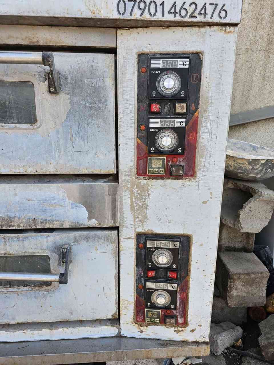 فرن العذاري باب الاول للبيع شغال. العنوان بعقوبة. ***********.وياه عجانه وطاوليات مال صمون كهربائي وطاوليات مال كعك وحلويات.

نص مكتوب في الصور:
- ***********