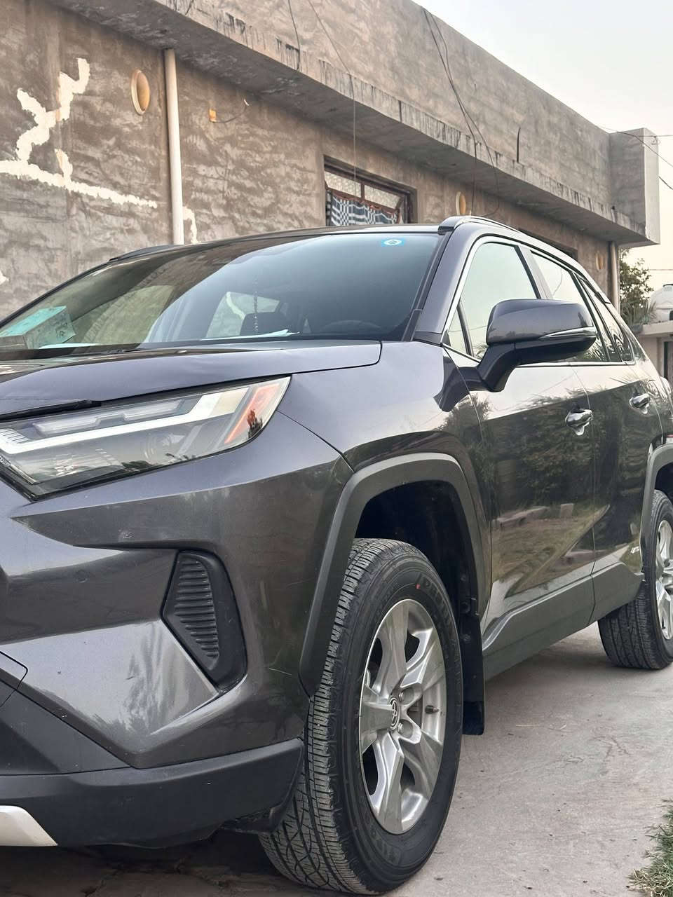تويوتا راف فور XLE hybrid 2024
وارد أمريكي رقم بغداد
فول موصفات السيارة ماشية 15 الف ميل
دفع كلي AWD
Auto hold
نظام الصخور بيها
تحكمات قيادة ثلاث أنظمة،
Eco  Normal  Sport
كشنات تدفئة ، ستيرن تدفئة
شاشة تدعم ابل كار بلاي واندرويد  لاسلكي
رادار امامي
ورادر جانبي (تحذير من الاصدام)
نقاط عمياء
كاميرا تحديد مسار
تبريد قطعتين
صندوق كهربائي فتحة سقف بصمة
تدخول ذكي بصمة بالابواب
مثبت سرعة
شاشة دشبول دجتال

حادثها موجود بالصور ضررها بسيط جداً
بدون ايرباك السيارة بعدها على وضع الشركة 

مكان السيارة ديالى بعقوبة
للاستفسار الاتصال على الرقم
***********
موجود واتساب
