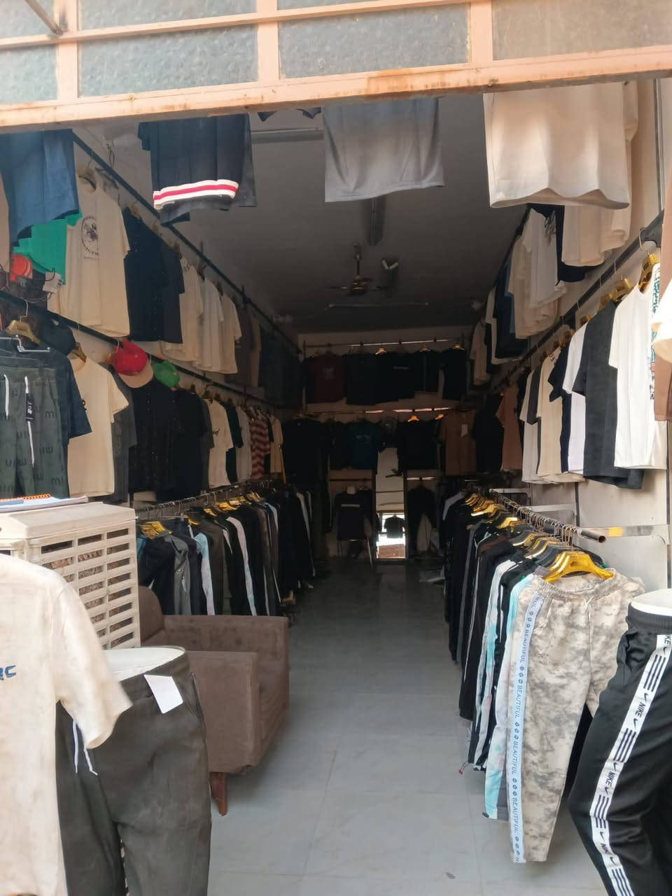 محل للبيع النهروان سوك لجديد قرب مطعم علي وهيب ثالث محل 
  الواجهيه ثنين ونص ونزال سبعه ***********
