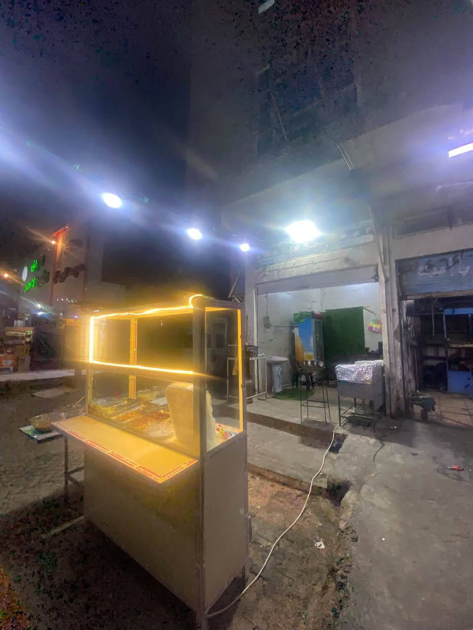 غراض محل فلافل للبيع
عارضه 125
جامخانه 200
طباخ 125
كرل بركر 125
شغالات وبيهن مجال بسيط بيع قطع او شلعه 
متواجد واتس اب ***********-
