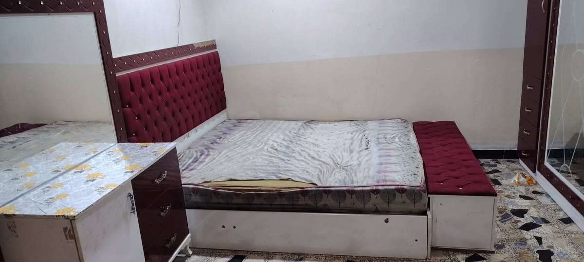 غرفه مستعمله للبيع 8 قطع مثل ماوضح بالصوره السعر 400 وبيها مجال اتصال عله هذا الرقم ***********
