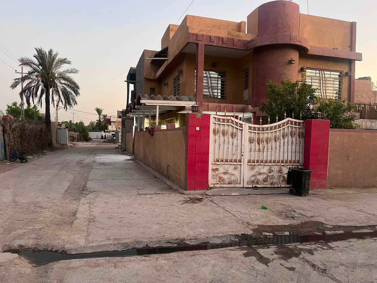 السلام عليكم  
طابو صرف     طابو صرف 
يتوفر دار سكني طابو صرف مساحته 200م يحتوي على طابقين  خمسة غرف نوم وصالة واستقبال ومطبخ ومجموعة صحية داخلية وخارجية ًوطارمة وحديقة موقعه في المسيب / حي المعلمين الاولى خلف المصرف الزراعي وجه سكة الحديد  بناء قديم ومرمم حديثا  السعر المطلوب للبيع 210 مليون قابل للتفاوض للأستفسار الأتصال برقم *********** او مراسلة الصفحة

