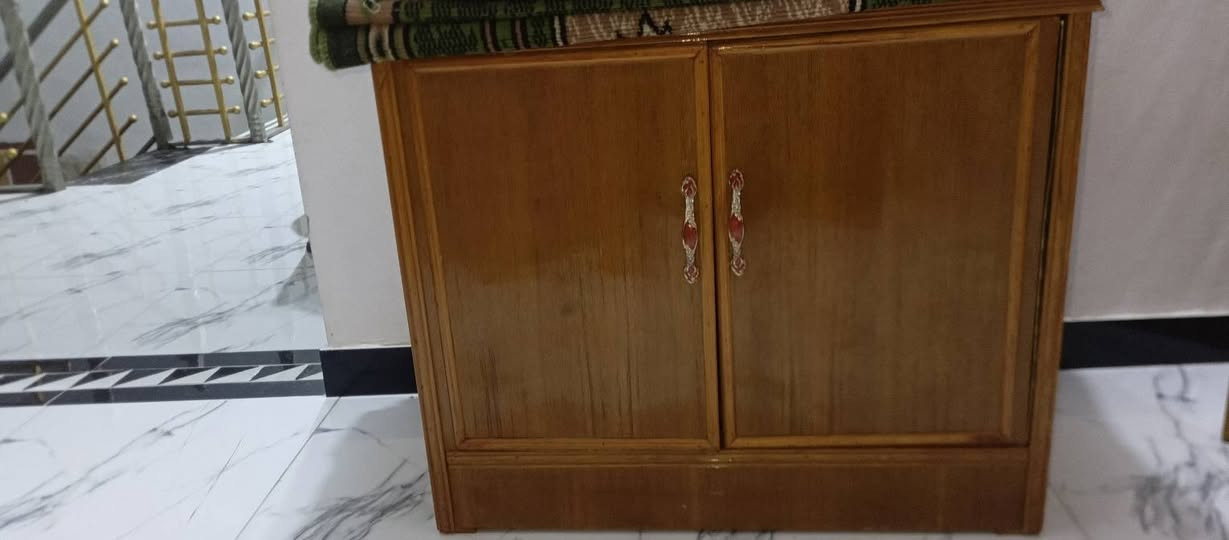 السلام عليكم غرفه للبيع جديده المكان واسط العزيزيه السعر800/رقم الهاتف ***********
