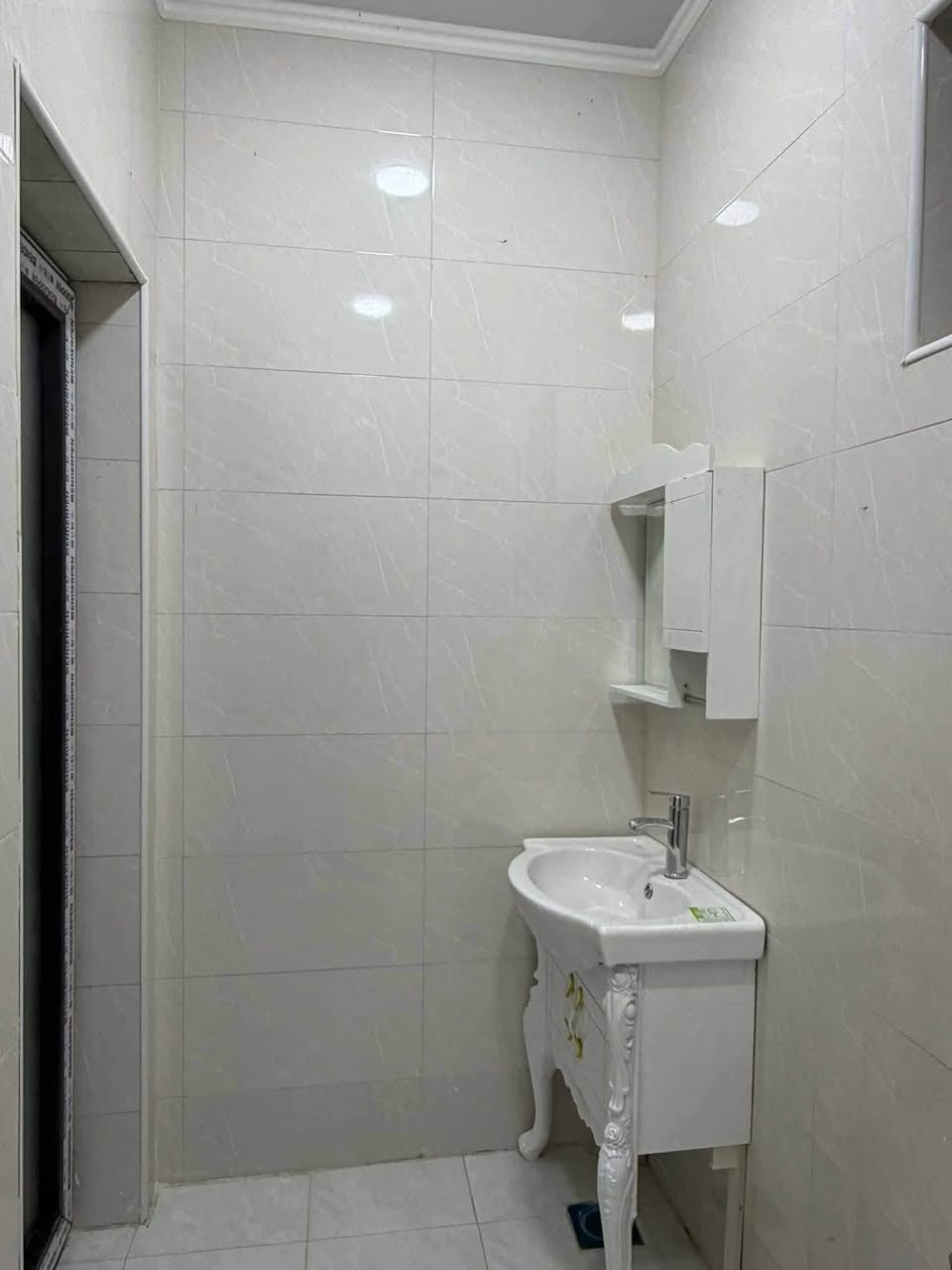 🏠 / دار للبيع مساحه ٢٠٠ م طابو صرف
واجهه ١٠ م / نزال ٢٠ م 

🧱 بناء حديث درجه أولى 
                ( فارغ تسليم مباشر للمشتري )

الطابق الاول /  مطبخ . أستقبال . هول . غرفتين . مجمع صحيات . صحيات خارجيه 

الطابق الثاني / غرفتين . هول . صحيات 

🌏 الموقع / شارع ٨٠ قرب مسجد الرحمن
        ( ثاني دار عن شارع المدارس )

الدار بناء ٢٠٢٦ غير مسكون سابقا

***********
