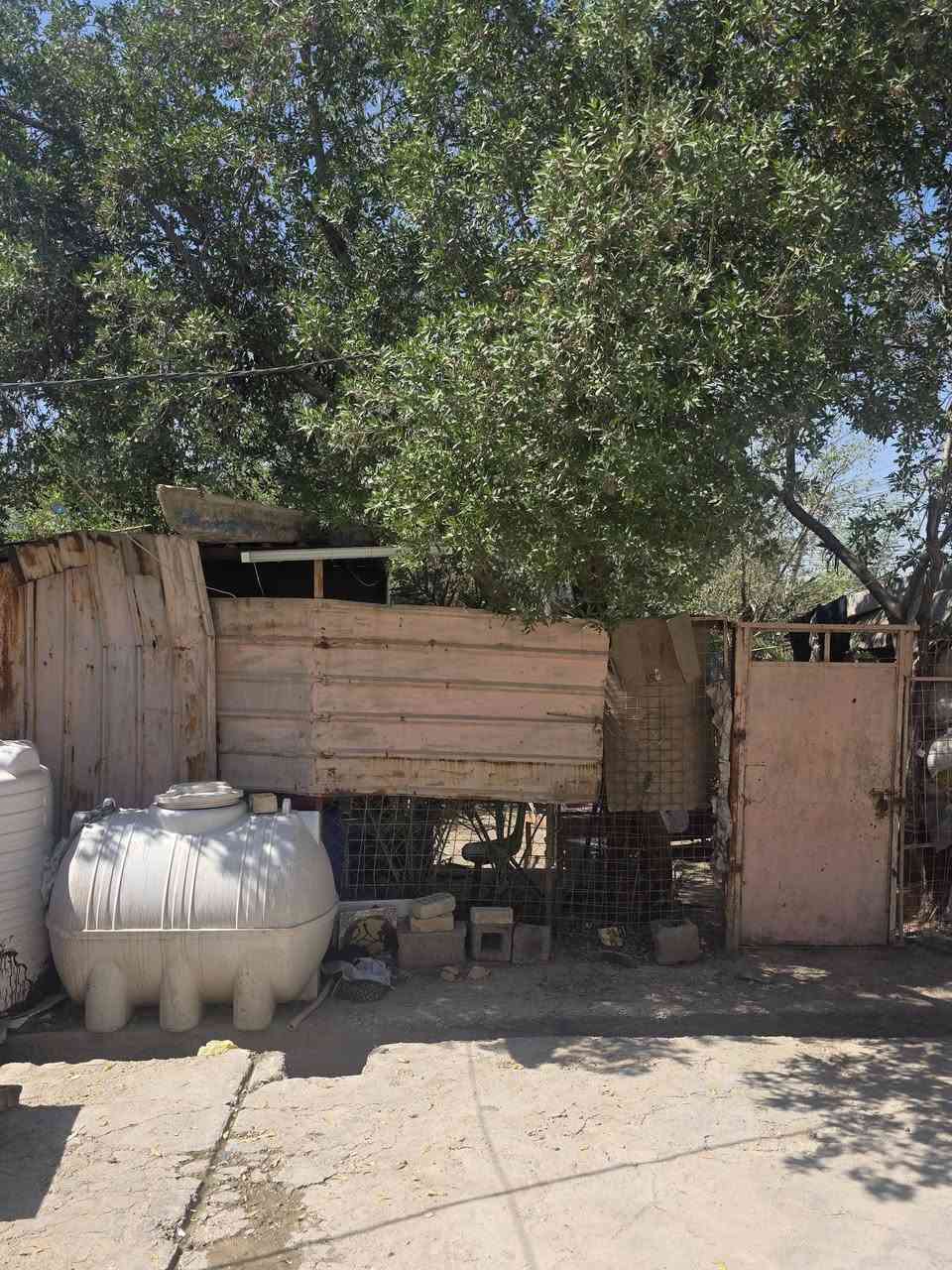 السلام عليكم
دار 100 متر طابقين للبيع  في منطقة 4000 مع حديقة خارجية شارع سوق الأولى كما موضح في الصور 
مع 3 محلات قرب المجمعات الطبية 
الطابق الأرضي 
استقبال مع غرفتين مع صحيات ومطبخ خارجي 
الطابق الثاني 
3 غرف نوم ومخزن
البيت كامل من كلشي ارضية سيراميك جميع الغرف في الطابق الاول والثاني جاهز للسكن وبأمكان يكون مجمع طبي 
مستعجلين على اللبيع 
الاتصال والاستفسار على الرقم 
***********
***********
