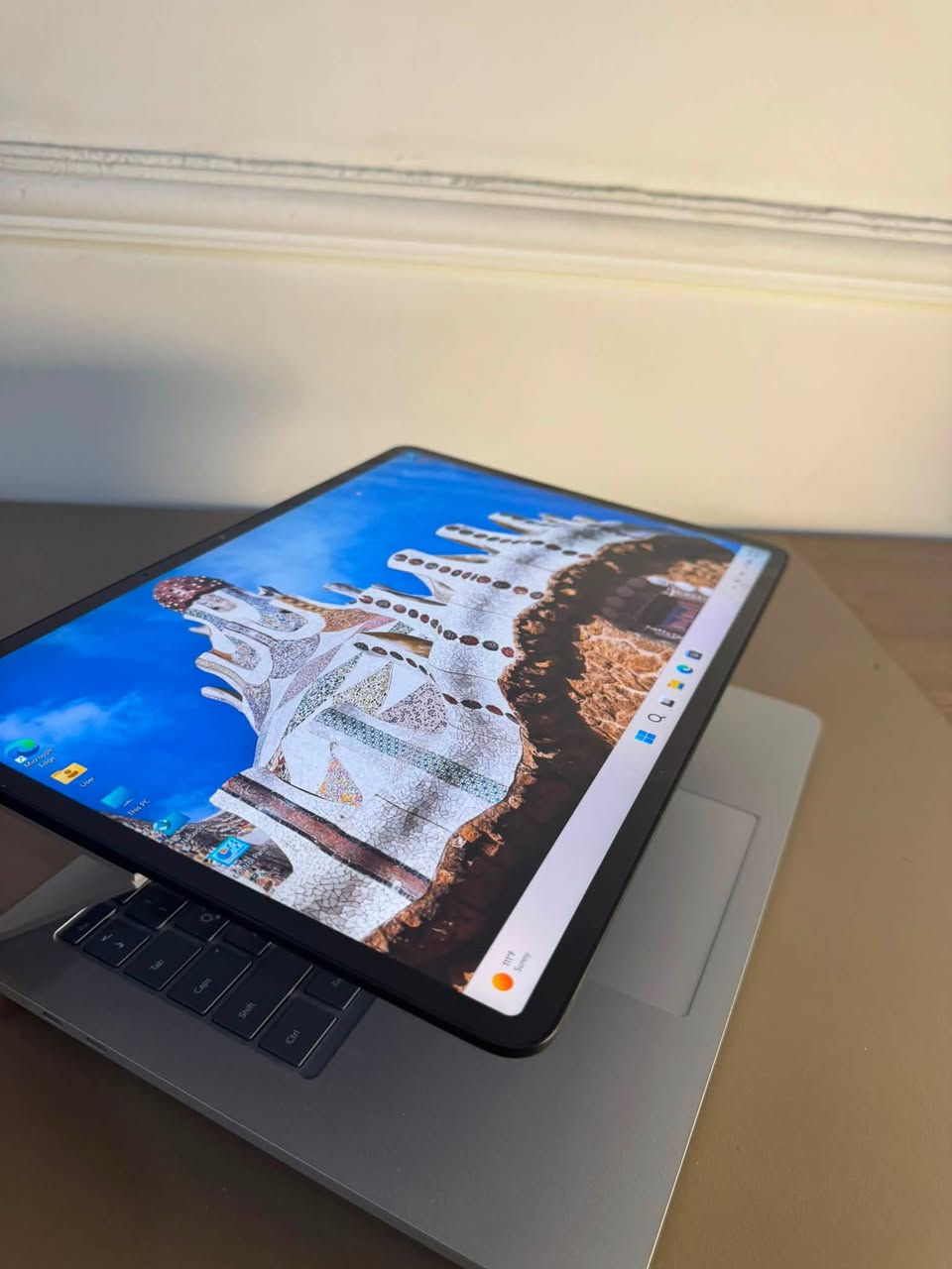 Aura Tech | اورا تك ✨
💻 Microsoft Surface Laptop Studio (قمة الابتكار، الأناقة والأداء الخارق)
استمتع بأعلى مستويات المرونة مع أحدث تحف مايكروسوفت! جهاز مذهل بشاشة متحركة بتصميم فريد يجمع بين قوة معالج i7 فئة H وكارت شاشة خارق RTX 3050 Ti، ليمنحك تجربة استخدام استثنائية سواء للرسم، الهندسة، المونتاج أو الألعاب.
 المعالج: Intel Core i7-11370H (الجيل الحادي عشر - فئة H35 عالية الأداء).
 الذاكرة (RAM): 16 جيجابايت.
 الهارد (SSD): 512 جيجابايت NVMe فائق السرعة.
 كارت الشاشة: NVIDIA GeForce RTX 3050 Ti (بسعة 4GB).
 الشاشة: PixelSense بحجم 14.4 إنش بدقة استثنائية ودعم كامل للمس والقلم، بتصميم متحرك فريد للتحول بين وضعية اللابتوب والاستوديو.
 النظام: معرّب بالكامل وجاهز للاستخدام مباشرة.
 الحالة: نظافة ممتازة جداً.
 السعر: مليون و100 ألف دينار.
📲 طلب والاستفسار راسلونا خاص أو واتساب: ***********
📍 اورا تك - خيارك الأفضل لأجهزة اللابتوب الاحترافية
