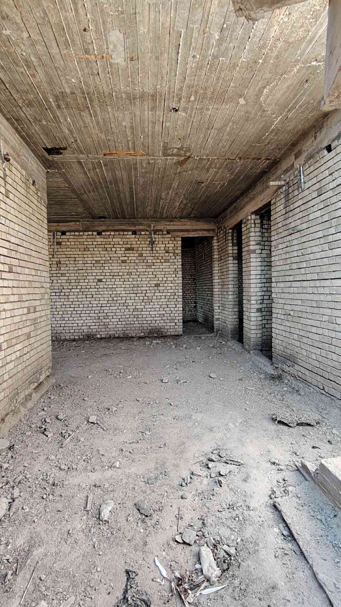 قع للبيع هيكل بسعر مناسب وموقع يجنن مقابل بنايه المرور يبعد 50عن سايدين 
​🏠 معلومات العقار الأساسية:🔈🔈***********
​نوع الملكية: طابو صرف.300م يصير بصفهه المتنزهه 
​الحالة الإنشائية:كونكريت ، أساس مدكوك مع رباط.
​السياج الخارجي: مبني بالكامل بالأعمدة (الدنك)، ومتبقي فقط إكمال الواجهة الأمامية.
​📍 الموقع:
​المحافظة: الديوانية - الدغارة.
​المنطقة: هور الجبور (مقابل بناية المرور).
​📐 التفاصيل والمساحات:
​البراني: 8.5 متر.
​الغرفة الأولى: 7 × 3.5 متر.
​الغرفة الثانية: 6 × 3.5 متر.
​الصالون: تصميم سداسي الشكل.
​المطبخ: 5 × 3.5 متر.
​المرافق الصحية: مجمع صحيات داخلي + مجمع صحيات خارجي

