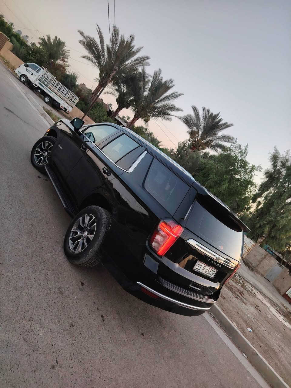 السعر بلاش 405  ورقه بيها شي بسيط ونزلتها 50 ورقه
المشي مالتها 240 الف بس سياره عل ايد وحده من الوكاله
بغداد بسمي رقم وهزه جديد
ببها بارد موضح بل صور باب الصدر شي بسيط
***********
*********** 

مواصفاتها معروفة 
بصمة تشغيل 
تشغيل عن بعد 
فتحة سقف بانوراما
حساسات امامية 
حساسات خلفية 
رادارت جانبية
رادار امامي
 تحديد مسار 
اربع كامرات 360 درجه
دوسات 
صندوق كهرباء بالرجال 
تبريد ٣ قطع
تبريد خلفي منفصل
اوتو ستوب
هاندبريك بصمه
مقاعد جلد
مقاعد كهربائية 
مقاعد امامية كهرباء  
ثلاجة وسطية 
اضواء led امامية وخلفية 
اضواء زنون امامية
نظام ملاحة
محرك 5300 يشتغل بانزين عادي
شاشات خلفيه
