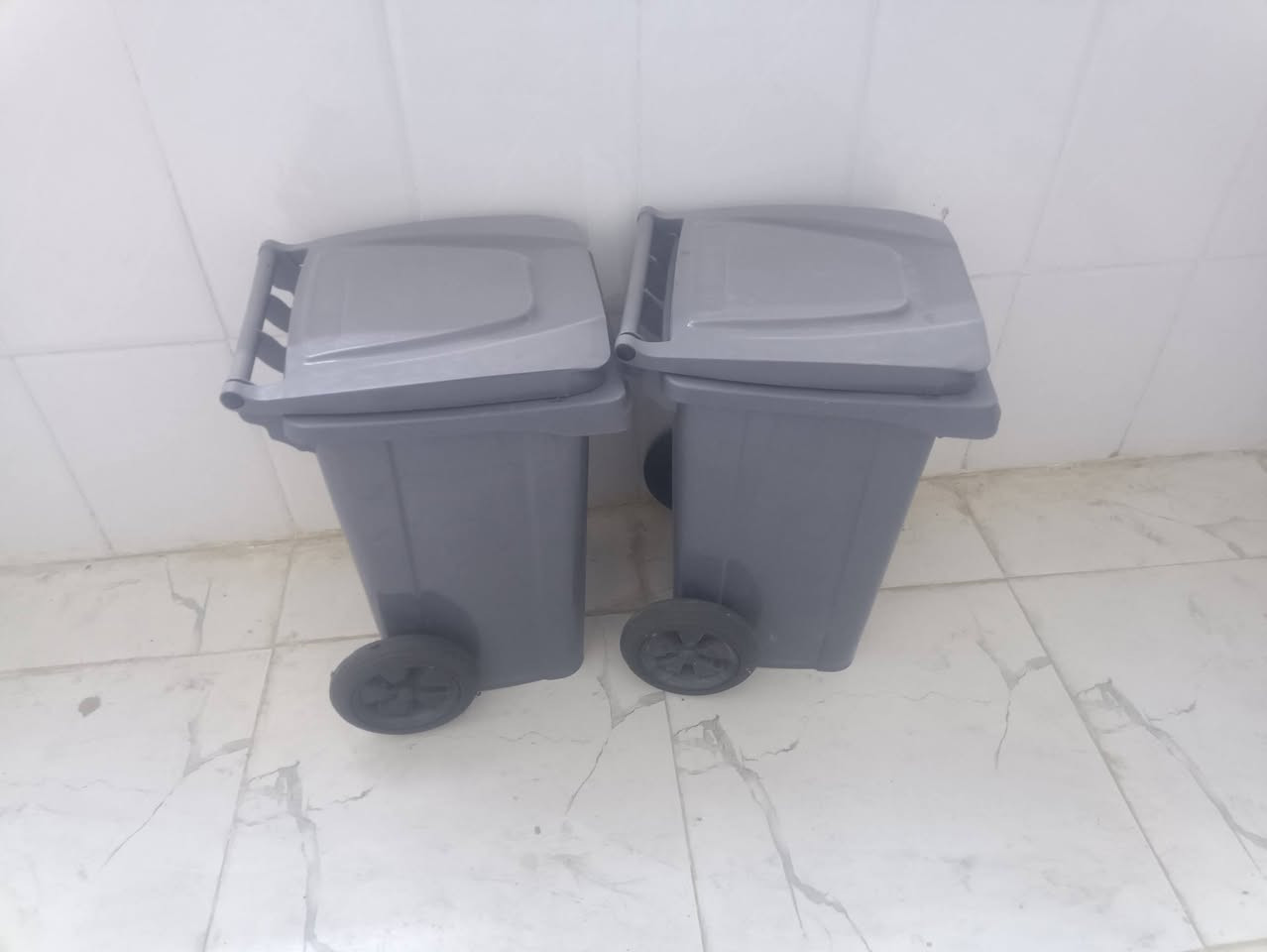 طباخ عينين • ميز مكتبي • بليارد