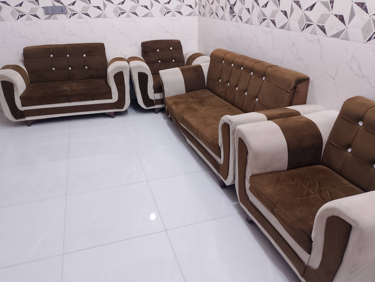 سلام عليكم تخم 7مقاعد بي ظرر بسيط بل رجل 2صغار و1وسط و 1جبيره سعر 100بي مجال ***********@
