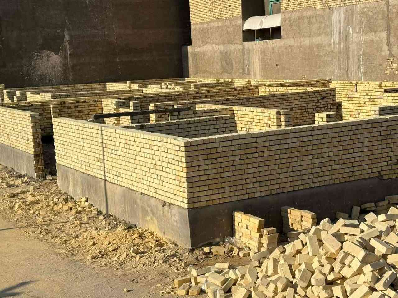 هاذي أحد عمالي من البناء في الكوت مع اخوكم أبو حسين الخلفه للبناء ***********متواجد واتساب واخط
