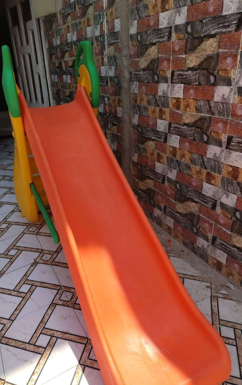 ***********
زحليگة اطفال 
جديدة غير مستعملة مكان كوفة شارع المعمل سعرها ١٥٠
