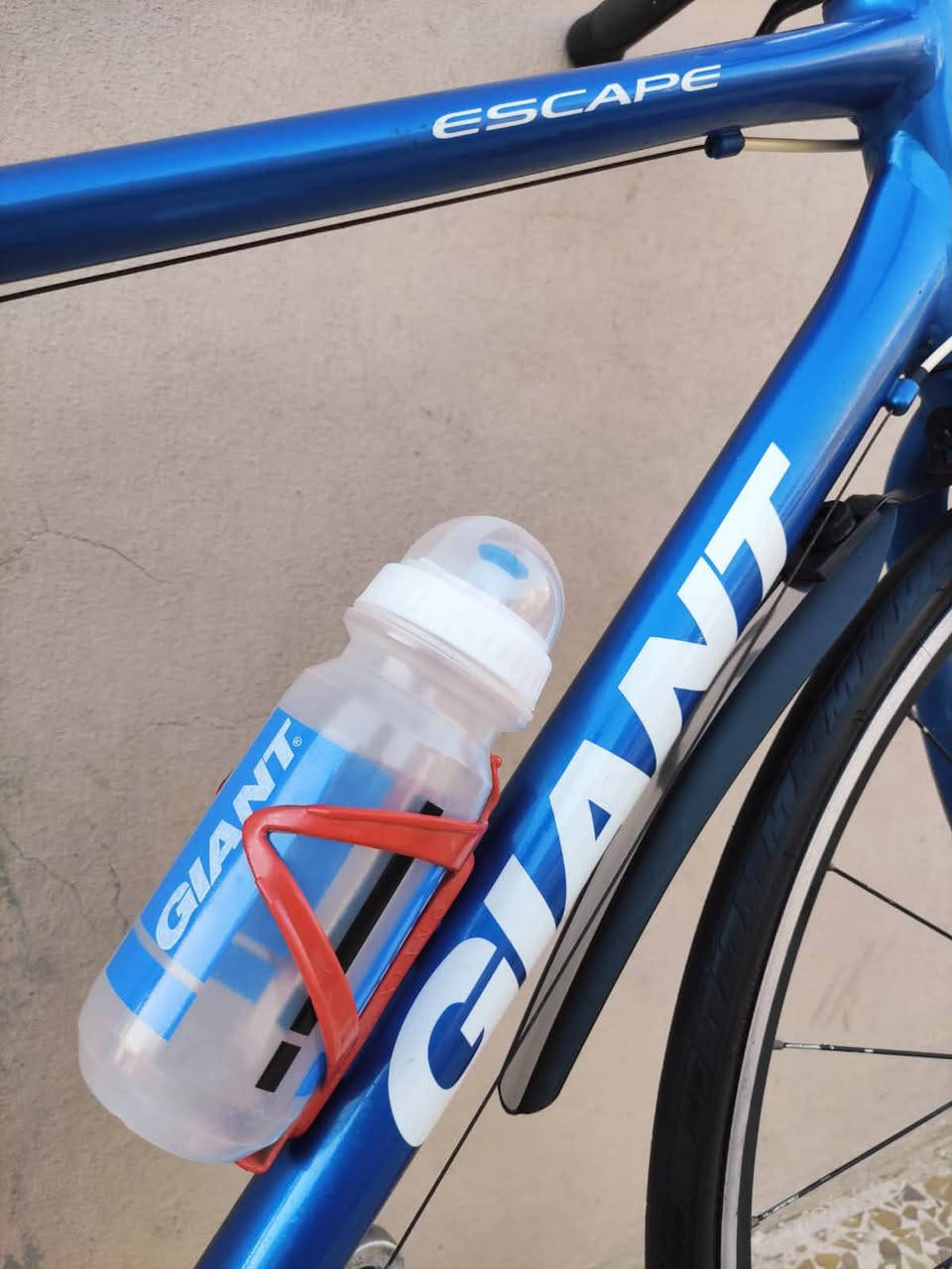السلام عليكم

دراجه ماركة #GIANT_ESCAPE  جيانت اسكيپ العالميه ماركه 

غنيه عن التعريف صنع اصلي اورجنال MADE IN JAPAN🇯🇵اللون بحري يخبل 

حجم 28 (C700) فوول ألمنيوم خفيف جدآ فول انسيابي وسرعة

لشه مضلع موديل حديث ...سستم شيمانو كامل سيت شيمانو 

آلتوس #SHIMANO_ALTUS ...بدالات السرعه 3*7سحب دفع

#شاشه_حديث ....بريكات V_BRAKE بالمكان حتى الفحمات 

مختوم Giant ...وياله زووم طبقتين مختوم GIANT

مصصمة لتحمل الاوزان الثقيلة والطسات #DOUBLE_WALL

تايرات كتان اصليه  مختومه ختم الشركة #MAXXIS نقشه ناعمه

ستيرن نفخ حديث ستانس...آلنكيات سلايت وياله وسرج 

سرج اصلي مال شركة 

🔴الدراجة قطعه مال حاوية مامبدل بيها برغي على وضع الشركه بلاد ..ختم واحد

     ليبل واحد حتى المطارة مختومة #GIANT

      بدون اي نقص كامله وجاهزه 100٪ 

👈 يجي ويا عداد سرعه إلكتروني بقياس اكثر من 3 سرع وقياس الارتفاع 

لد بگلايت اضائه حمراء  
مع نظارات قياده جميله جدا 👓 

المكان / كربلاء ....السعر 240 (ثابت_نهايتة)

يوجد توصيل بغداد وجميع المحافضات العراقية 

رقمي ***********
