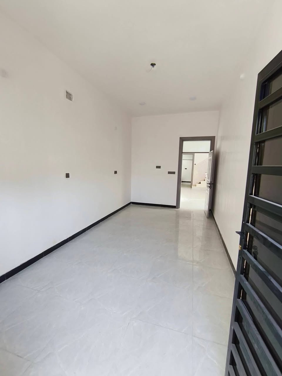 [[بسم الله الرحمن الرحيم]]
🏡     🏘      🏚 

#يوجد_مشتمل_للبيع 

#العنوان  الفلوجة 

#المنطقة حي الشهداء // مقاطعة 19 الف خلف مجمع البرديني

 

✅المساحة : 125م

⬆️ الوجة : 6 وربع م

🏞️النزال : 20م

 

مكون من

غرفة 1

استقبال 

صالة 

مناور 2

مطبخ

صحيات

الارضية سيراميك

الجدران سيراميك 

                       #بناء 🧱 : طابوك

      

       #شارع 🏞️⬆️⬆️ : 10م

  #السعر_محدد_من_قبل_البائع 

        

    ⚖️⚖️   نوع الملك : طابو صرف تحويل مباشر 🏙 وبي إجازة بناء 

        #السعر 💰💸: ٨٣ مليون وبي مجال

__________________________________

__________________________________

#ملاحظة//📋📑 اذا لديك عقار تريد تعرضة للبيع او تريد تشتري عقار قم بمراسلة الصفحة او اتصال على لارقام الموجودة+ واتساب

            

         #للأتصال_او_واتساب 📞  ***********

         #للأتصال_كورك.   📞.      ‏‪***********

#بيع_وشراء_الدور_السكنية_والزراعية_العقارات_في_مدينة_الفلوجة #مكتب_دارالايمان _للعقار_بيع_وشراء_العقارات_بسعر_مناسب

@#عقارات_الانبار_الفلوجة
