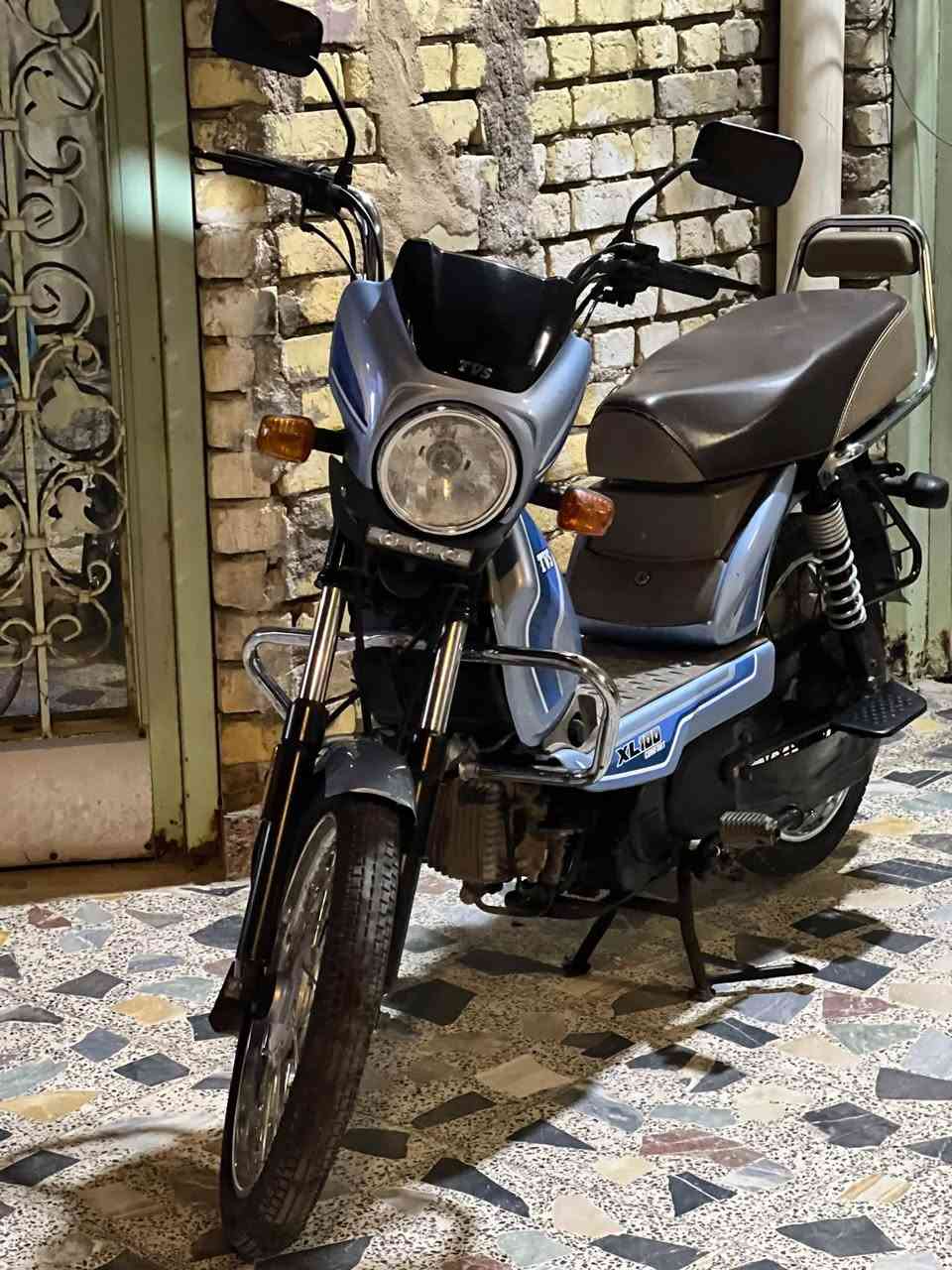 السلام عليكم دراجه TVS XL100 دراجه الله شاهد نضيفه مكينه مامفتوحه ناعمه  كهربائيات من الطول للطول شغاله هندر سلف نضيفه ماشيه 10 الاف ولدراجه مامتعوبه ومااستخدمه اهواي لاشغل ولادلفري متروكه بلبيت ومثل ماواضح بلصور هيه التحجي تيوب ثنين وياها + كلج جديد بعده ماشاده  الدراجه اكفله الك كله تجي وتفحص بنفسك رايدها 800 الف وبيه مجال الموشراي رحمه الموتاه لايدخلي ويتعبني وهاي الصور وكدام عينك شراي اهلا وسهلا بيك مكاني البصره حي الاصدقاء قرب جامع العباس اغلب الوقت بلشغل تتصل ونتفاهم ع جيه متوفر وتساب رقمي ***********

