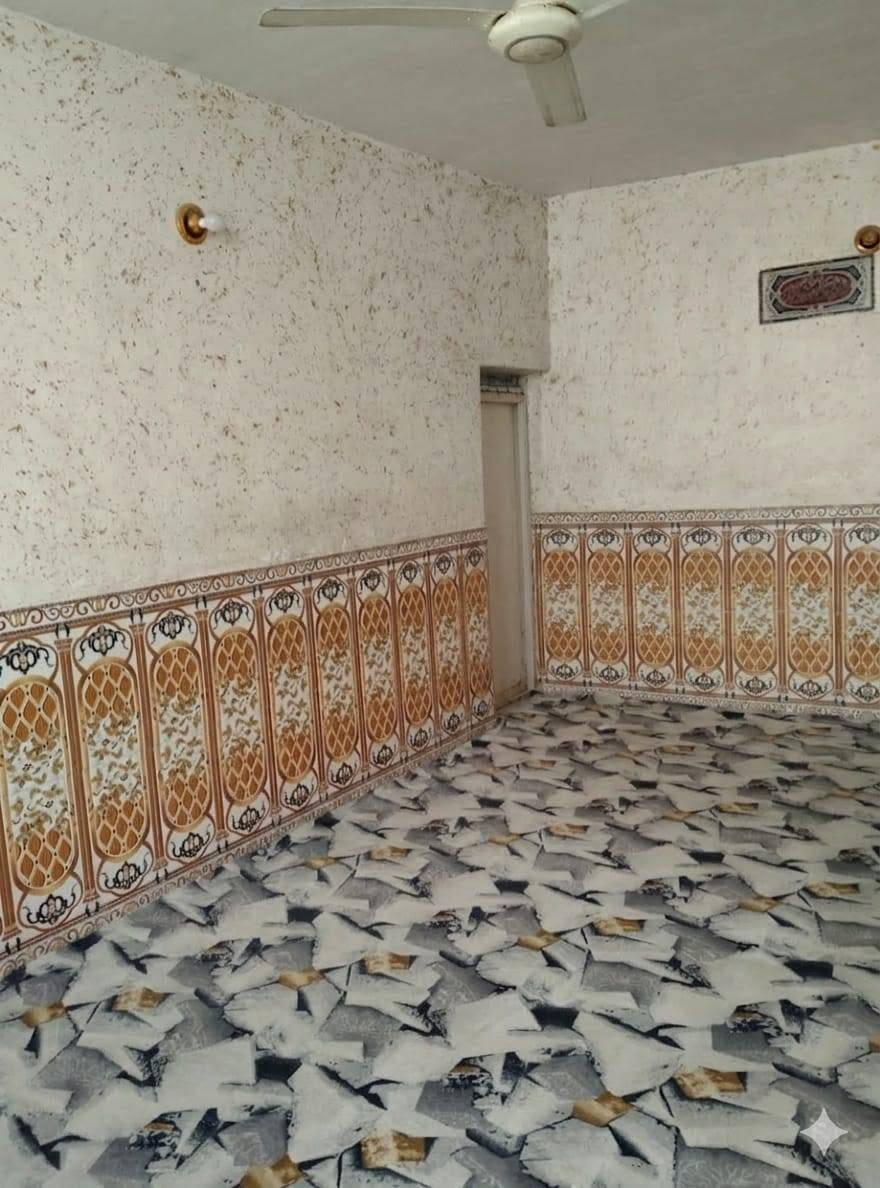 بيت مساحه ٩٨ متر ملك صرف كريطعه خلف الجامع قريب عالشارع العالم بناء ٢٠٢٢ غرفه ومطبخ واستقبال وصحيات خارجيه مع درج خارجي سعر مناسب ***********
