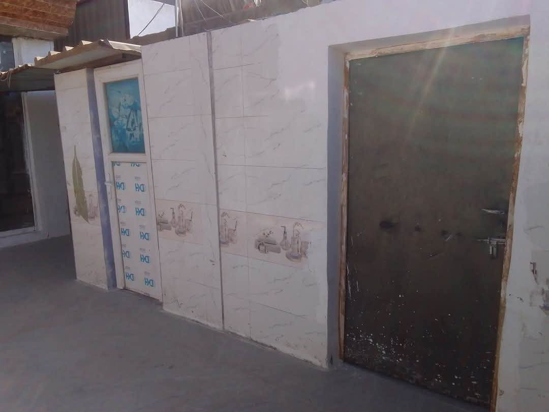 بيت للبيع 
مساحة البيت 130م البيت طابقين يتكون من غرفتين وصالة وكليدور ومطيخ ومجمع صحي ومنور خلفي وجانبي وكراج سيارة ويقع البيت شارع 80 مال النجف قرب مدرسة الرحمن أول شارع عن شارع 80 خلف مكتب اديب للعقود السيارات ورقم هاتف ‏‪ ‭***********‬/ والسعر البيت 150 مليون بية مجال للطيبين والجادين الهندية, كربلاء
