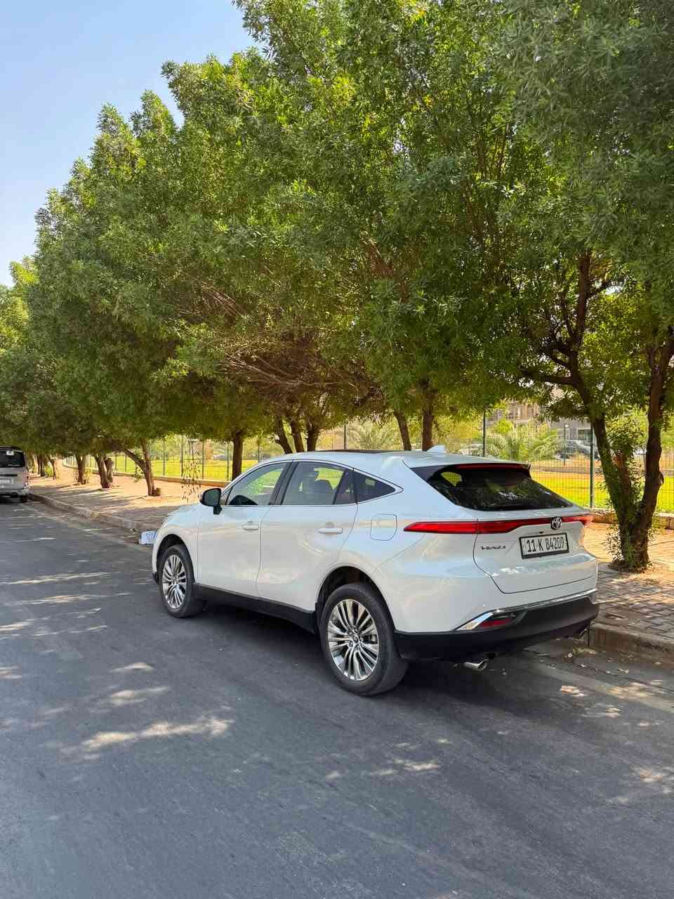 السلام عليكم 
toyota venza 2024 تويوتا فينزا لمتد هايبرد 
 
وارد امريكي حادثة بابين وجاملغ جهة السايق 
مبدل ومصبوغ بيه ايرباك بردة فقط 
ماشية 36 الف ميل 
فول مواصفات 
داخل تو كلر ،داتاشو ،بانوراما ،رادار امامي ،5 كاميرات 
كشنات جلد ، كشنات امامية تدفئة تبريد ،شاحن وايرلس
اوتو بارك، تشغيل عن بعد ، مانع تصادم، مري كهرباء 
نقطة عمياء،تحديد مسار ،ابل كار بلي ، قطعتين تبريد 
باب خلفي كهرباء ، شاشة كبيرة ، سستم صوت JBL
رقم بغداد جديد تحويل مباشر 
مكان السيارة بغداد الكاظمية 
السعر 26,500$ يعني 265 ورقة وبيه مجال
للاستفسار اكثر ***********
