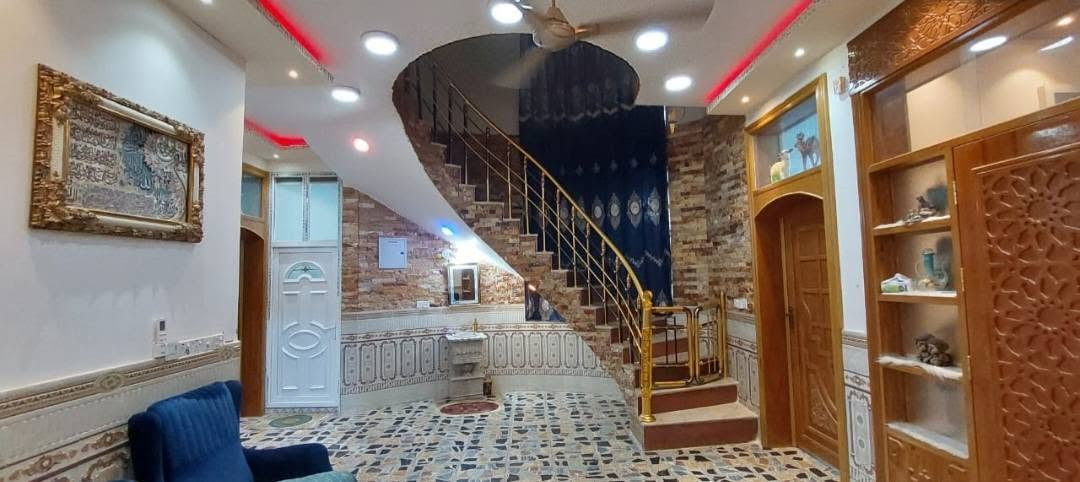 بيت طابق واحد درجة اولى ب الانتفاضة الثالثةبعد الضغط المساحة 200 .استقبال ومطبخ وصالة وغرفتين نوم  مع صحيات..للإستفسار ***********

